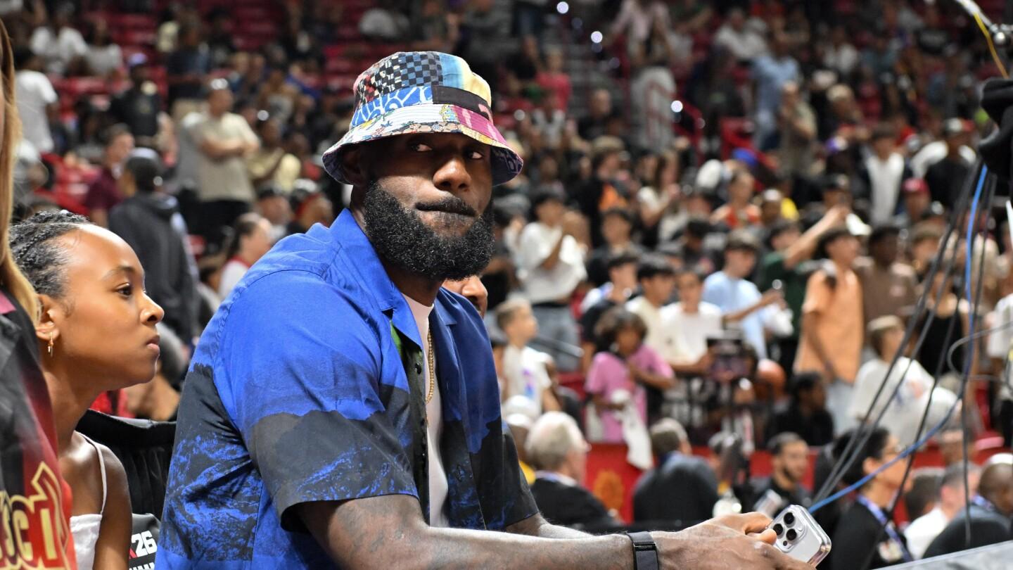 Both LeBron James, Wangen Wangen for a star in a Laker Laker Laker Training Camp...